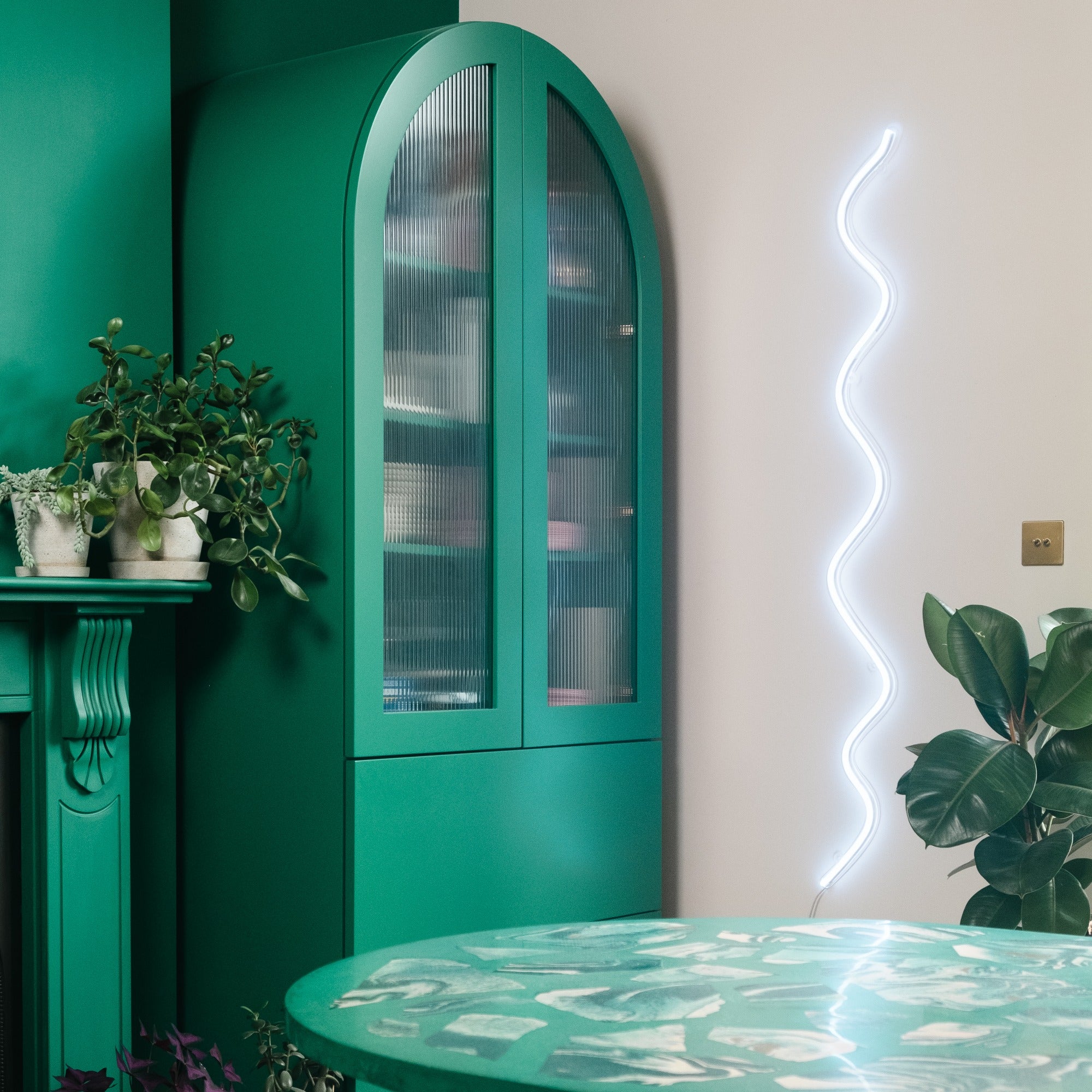 Squiggle by 2LG, Zeichen aus Neon-LEDs